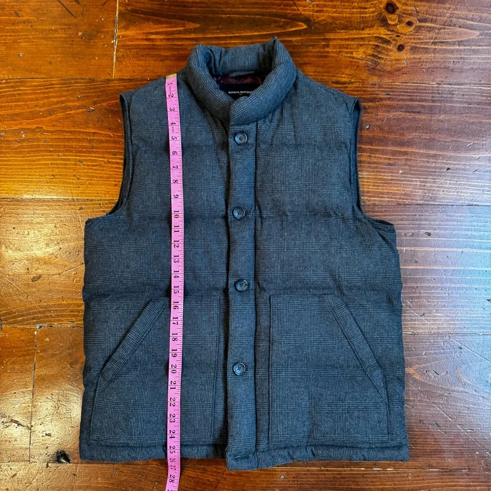 Banana‎ Republic Men's Gray Plaid Puffer Vest. Size Medium